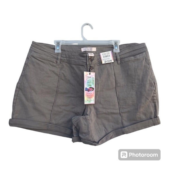 Pants - Women’s Curvy Mid Rise Double Cuff Summer Shorts Size 20W NWT